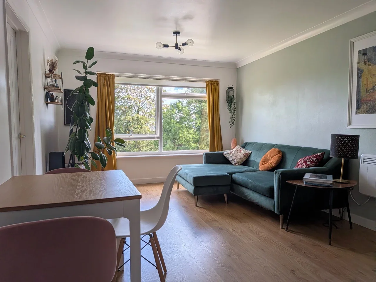 Flat Lyonsdown Road in Greater London