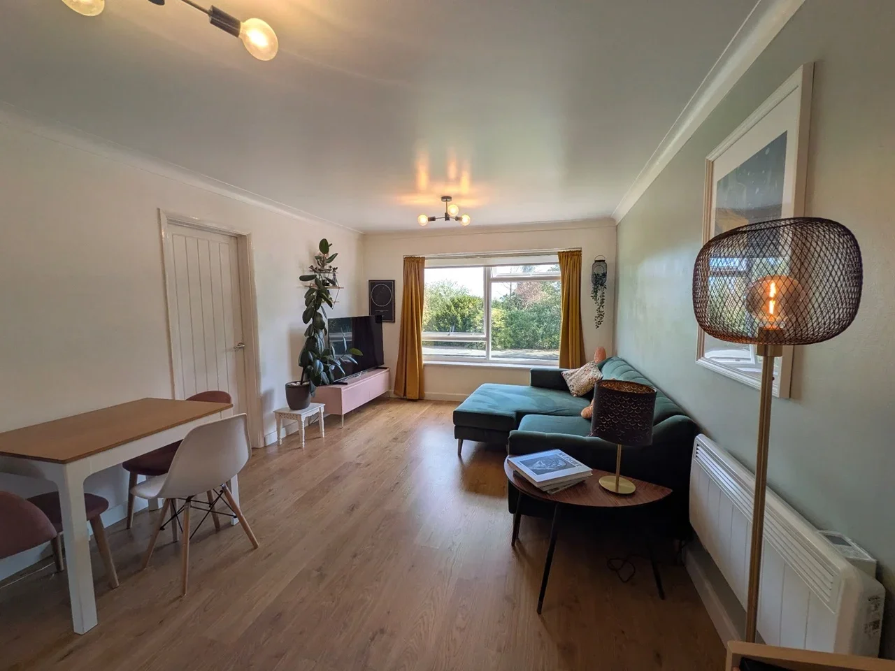 Flat Lyonsdown Road in Greater London