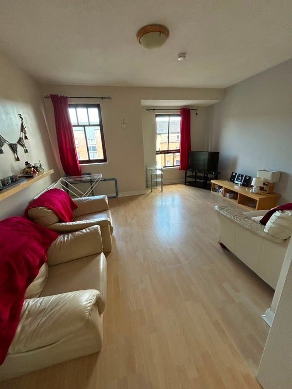 Room Errol Gardens in Glasgow