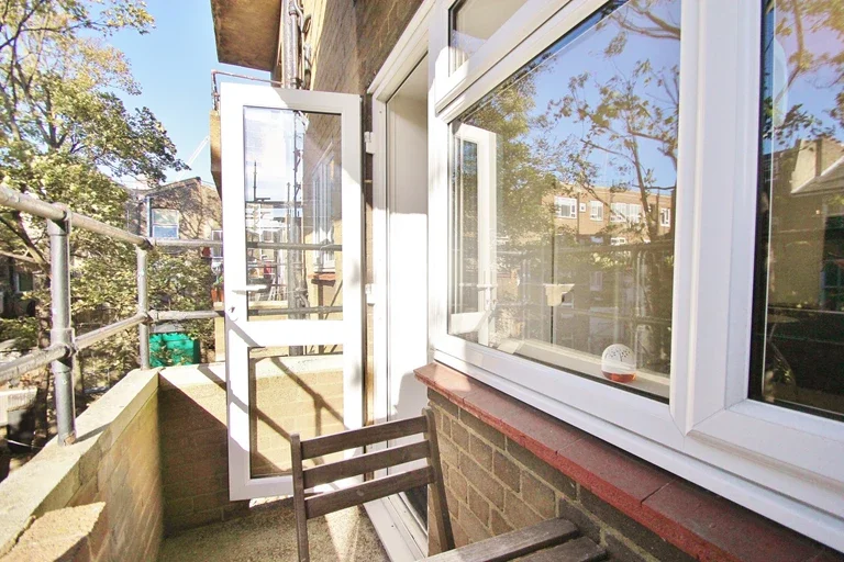 Flat Hammersmith Road in Greater London
