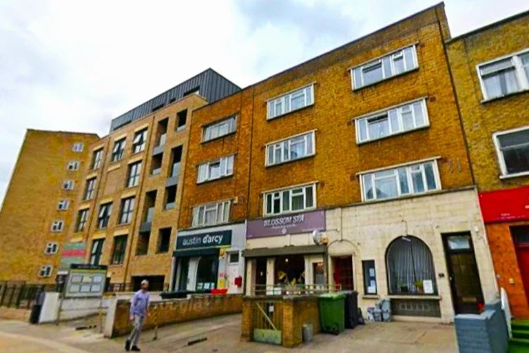 Flat Hammersmith Road in Greater London