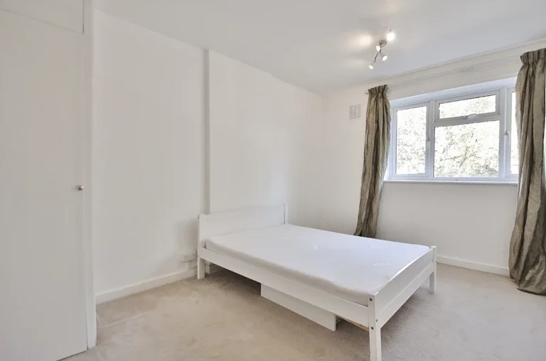 Flat Hammersmith Road in Greater London