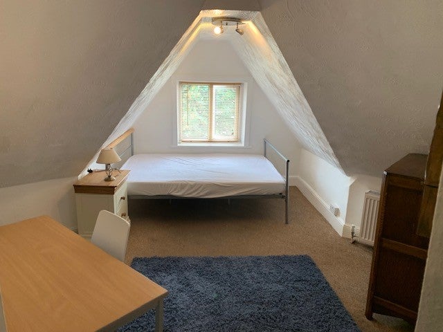 Room Glen Road in Bournemouth