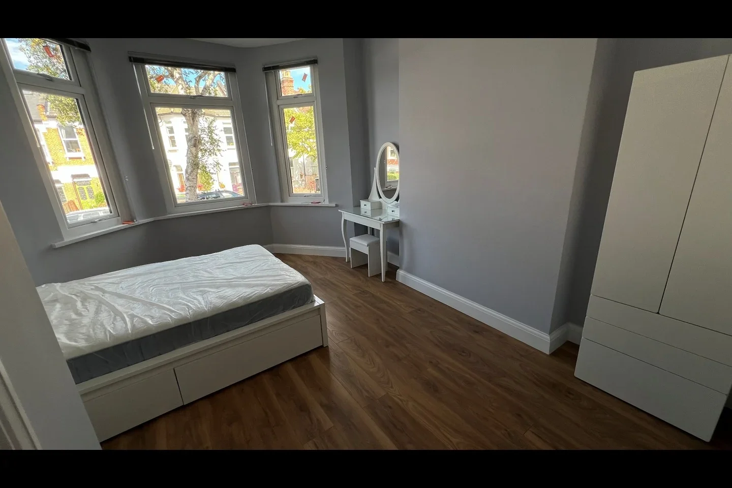 Flat Victoria Road in Greater London