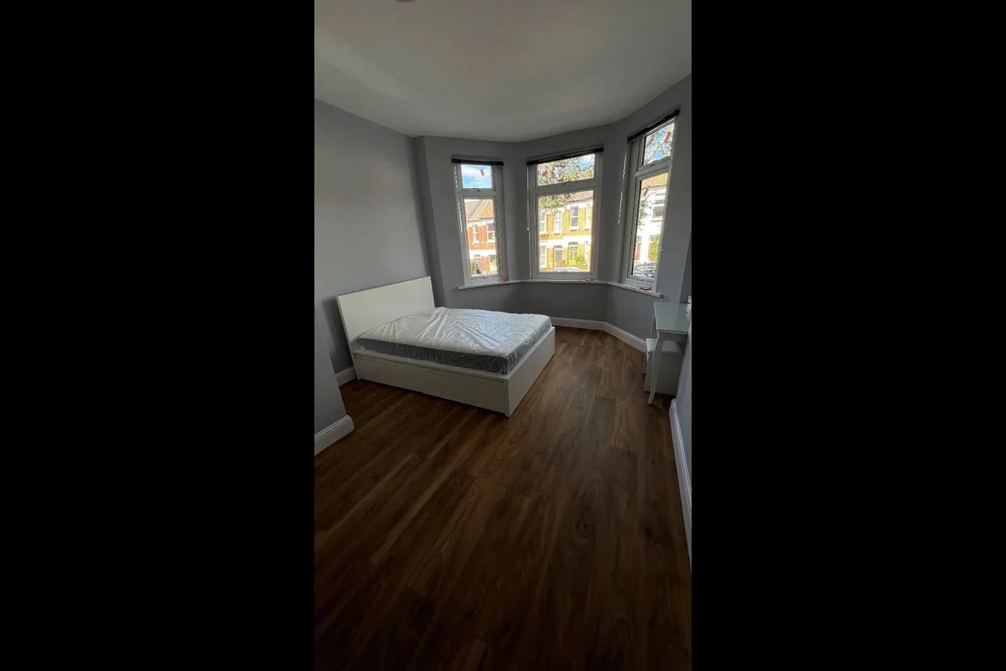 Flat Victoria Road in Greater London