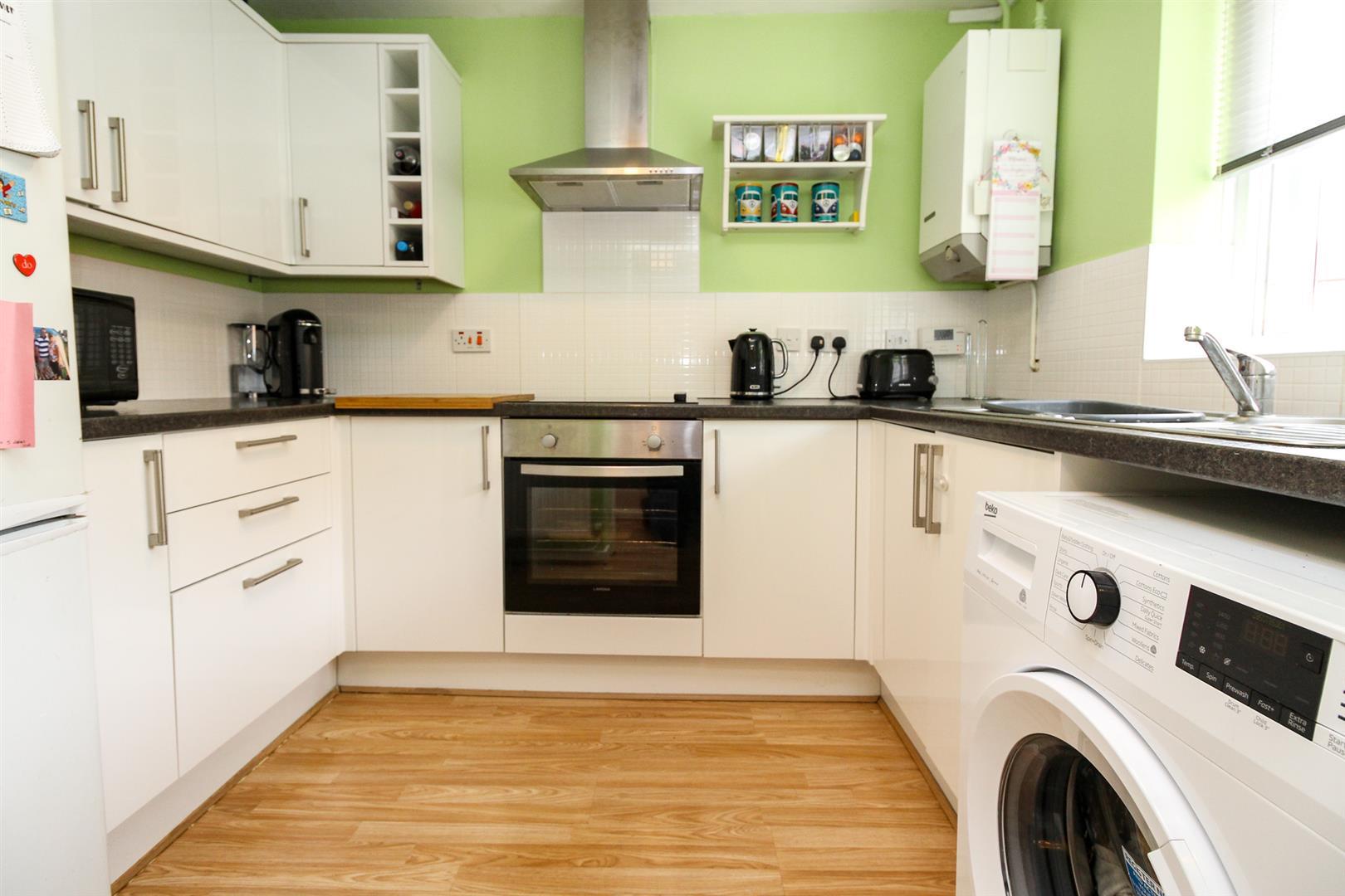 House Bonniksen Close in Royal Leamington Spa