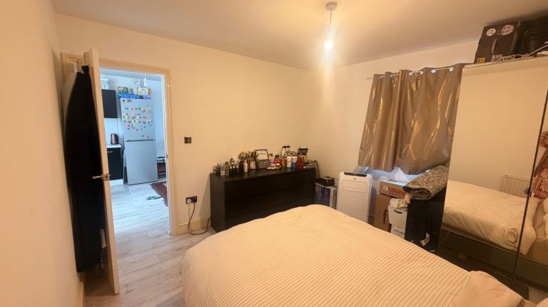 Flat Manor Road in Greater London
