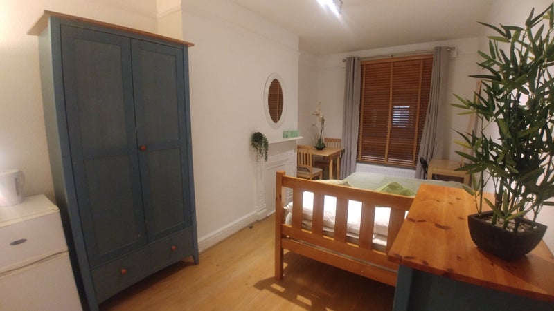 Room Manor Road in Rugby