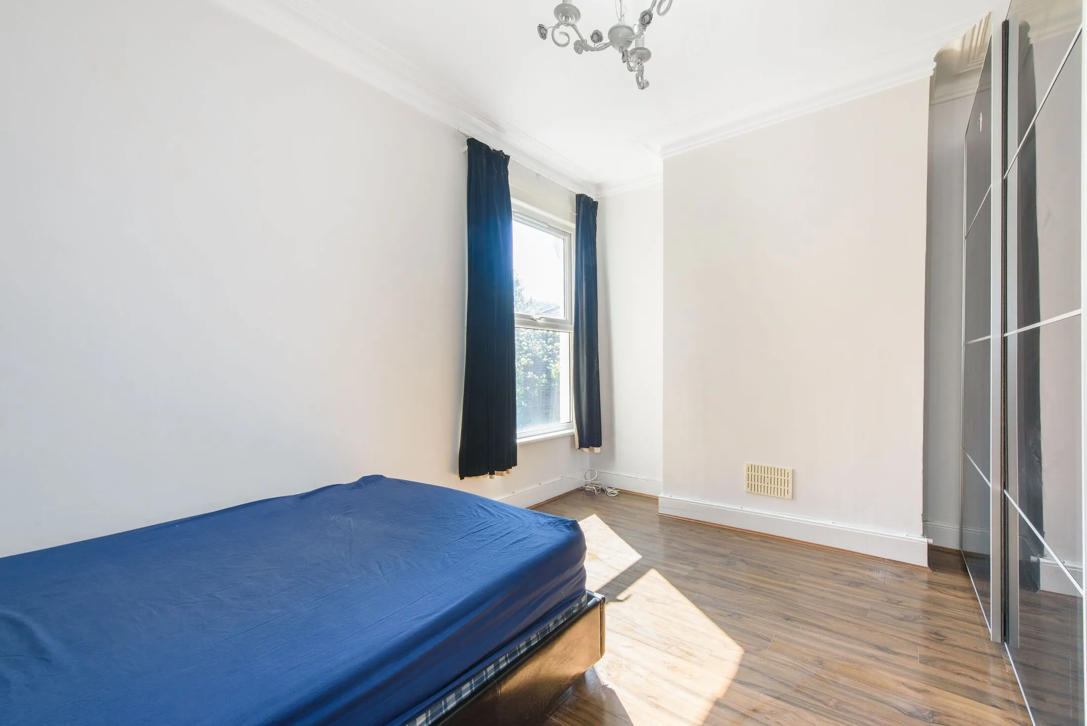 Flat Grange Avenue in Greater London
