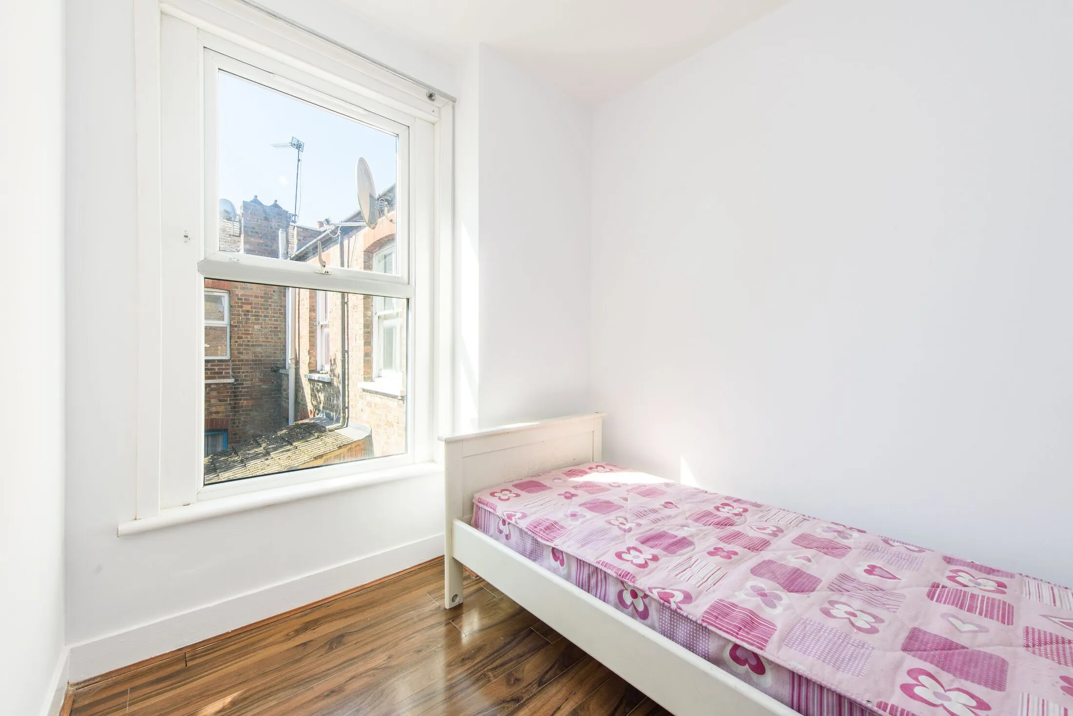Flat Grange Avenue in Greater London