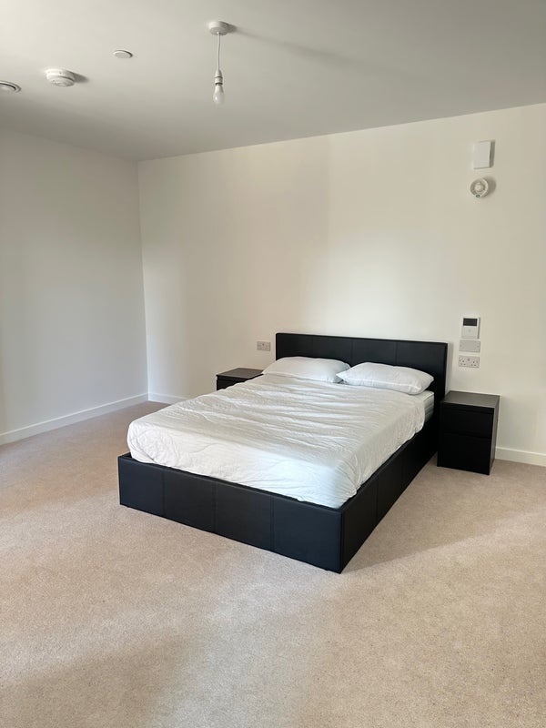 Flat Chandlers Avenue in Greater London