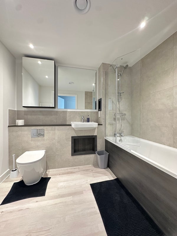 Flat Chandlers Avenue in Greater London