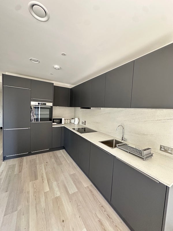 Flat Chandlers Avenue in Greater London