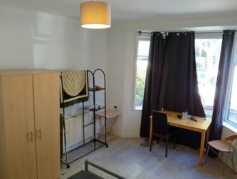 Room Waverley Road in Greater London