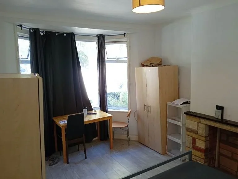 Room Waverley Road in Greater London