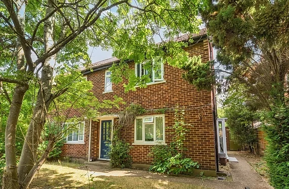 Flat Henfield Road in Greater London