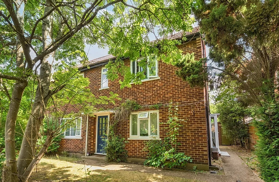 Flat Henfield Road in Greater London