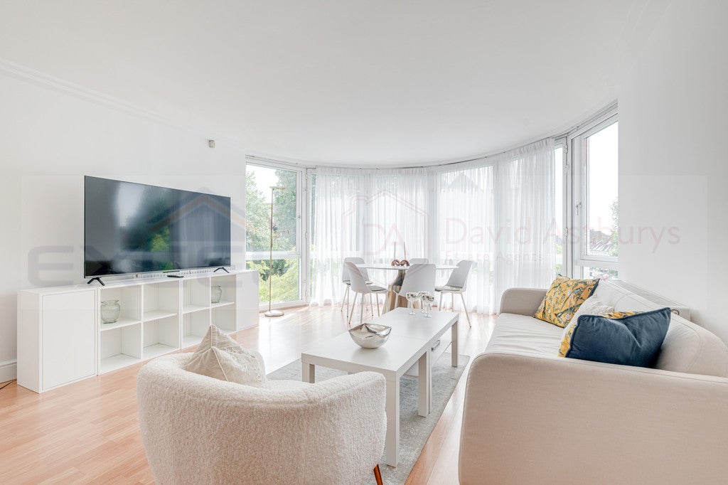 Flat Finchley Road in Greater London