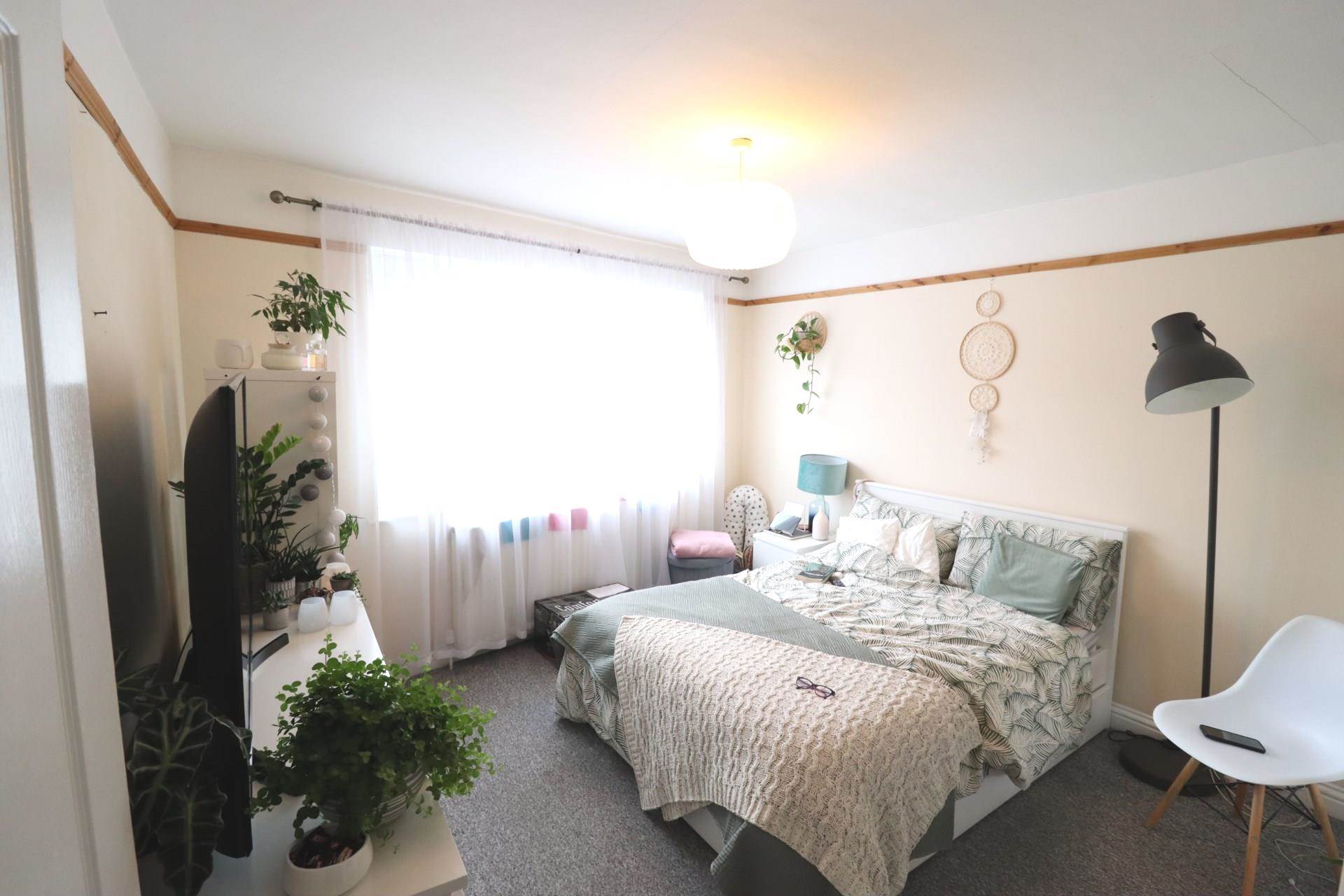 Flat Desborough Road in High Wycombe