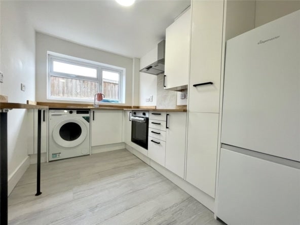 Flat Kingshill Road in Swindon