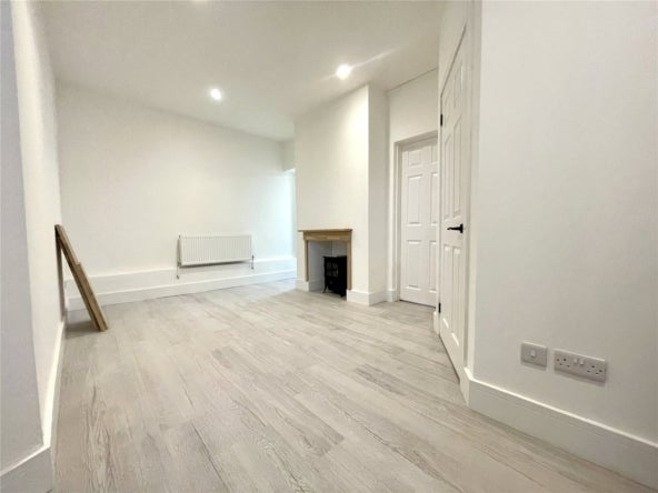 Flat Kingshill Road in Swindon