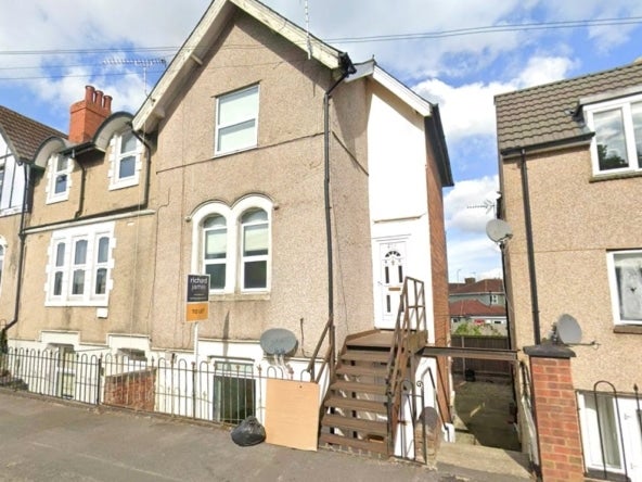 Flat Kingshill Road in Swindon
