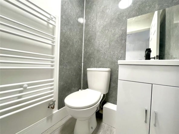 Flat Kingshill Road in Swindon
