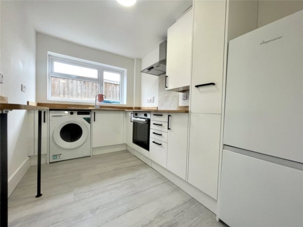 Flat Kingshill Road in Swindon