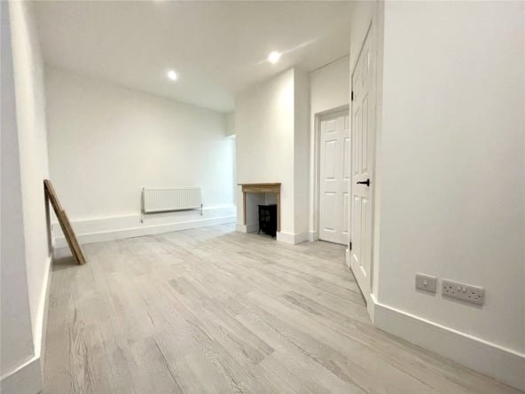 Flat Kingshill Road in Swindon