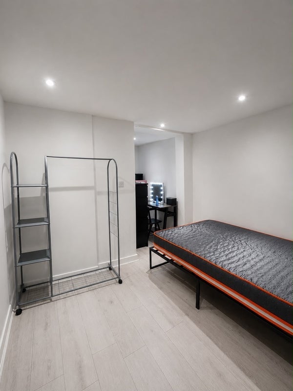 Room Hanley Road in Greater London