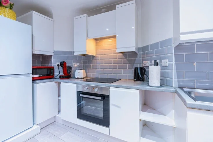Room Beaumont Crescent in Greater London