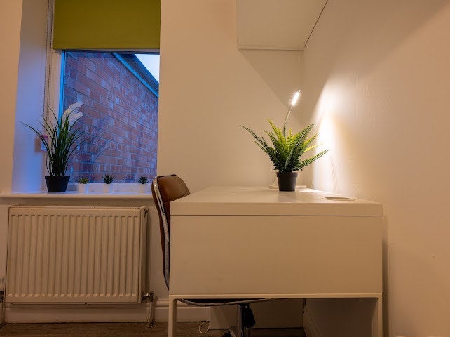 Room Heyscroft Road in Manchester