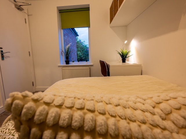 Room Heyscroft Road in Manchester