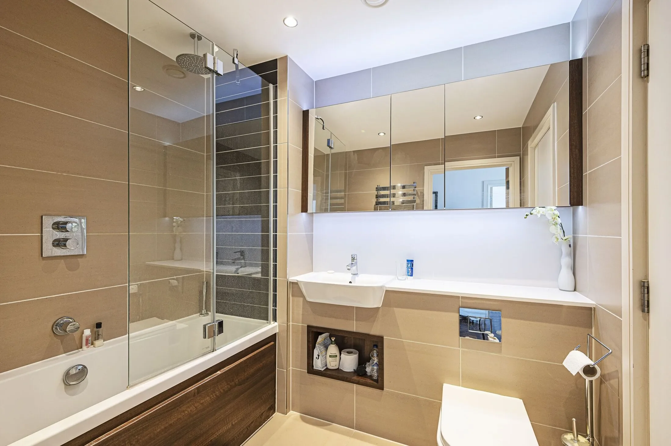 Flat Alie Street in Greater London