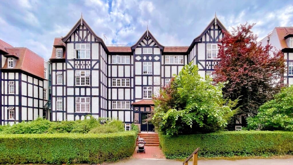 Flat Oakeshott Avenue in Greater London