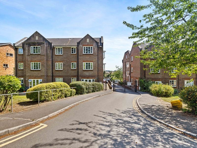 Flat Gatton Park Road in Reigate and Banstead