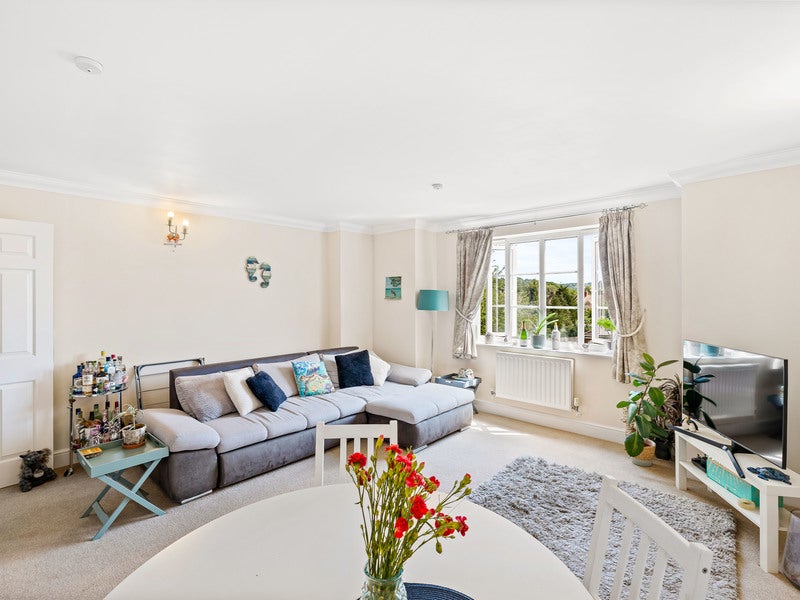 Flat Gatton Park Road in Reigate and Banstead