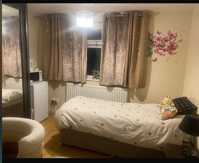 Room Rosemary Gardens in Greater London