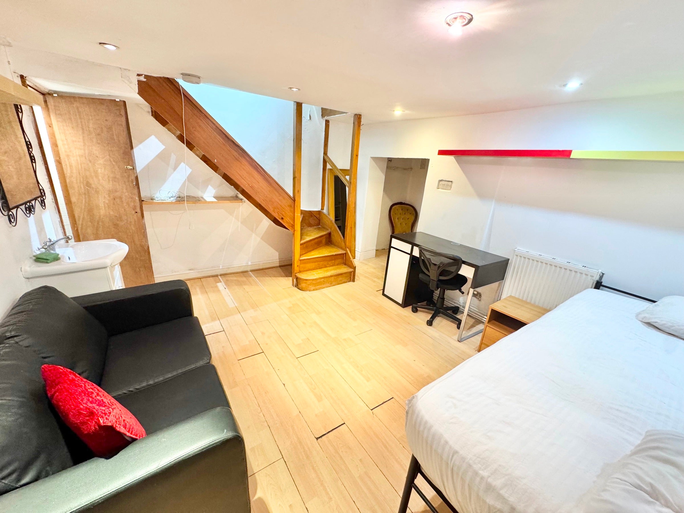 Flat Gillespie Road in Greater London