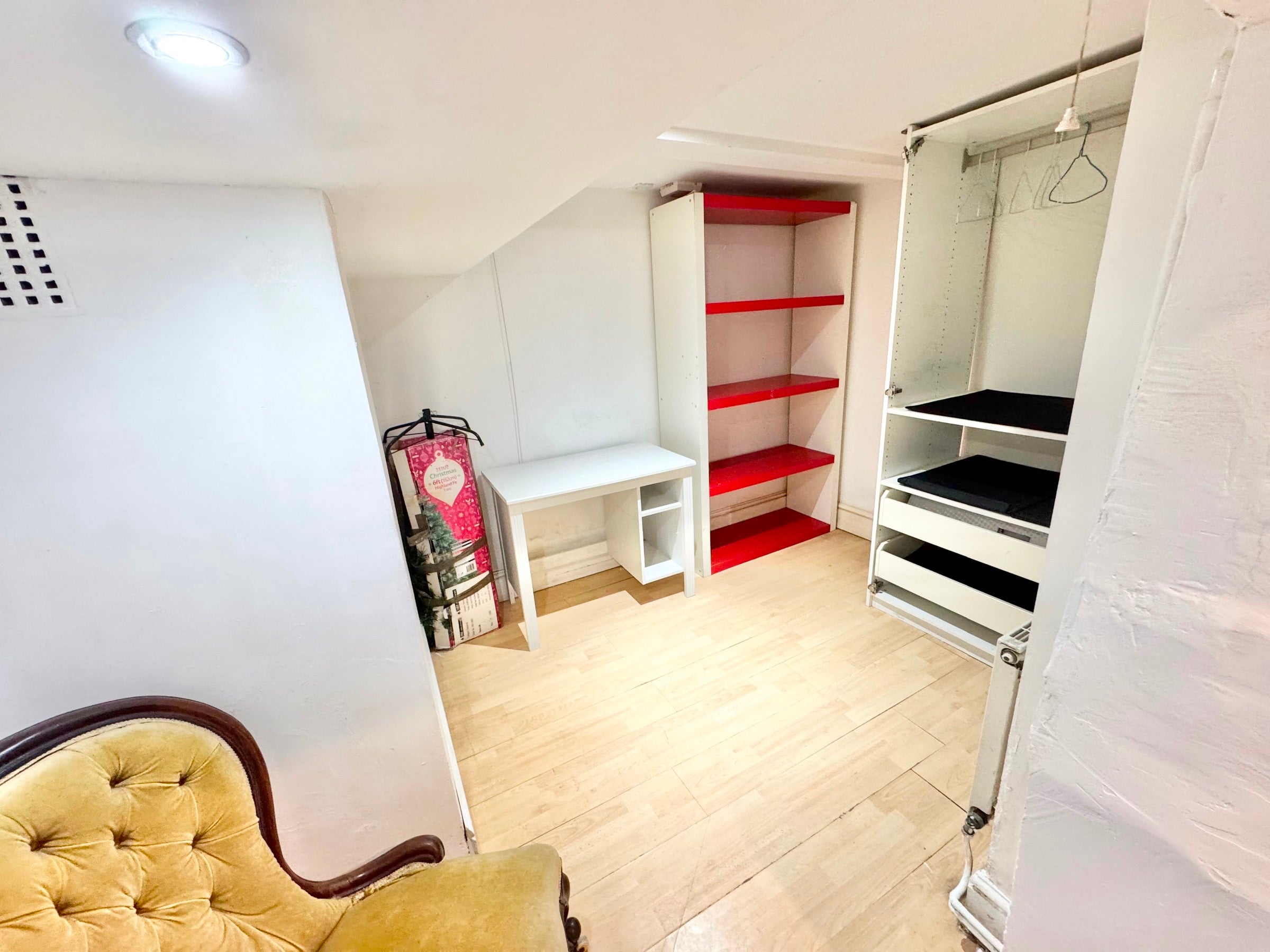Flat Gillespie Road in Greater London