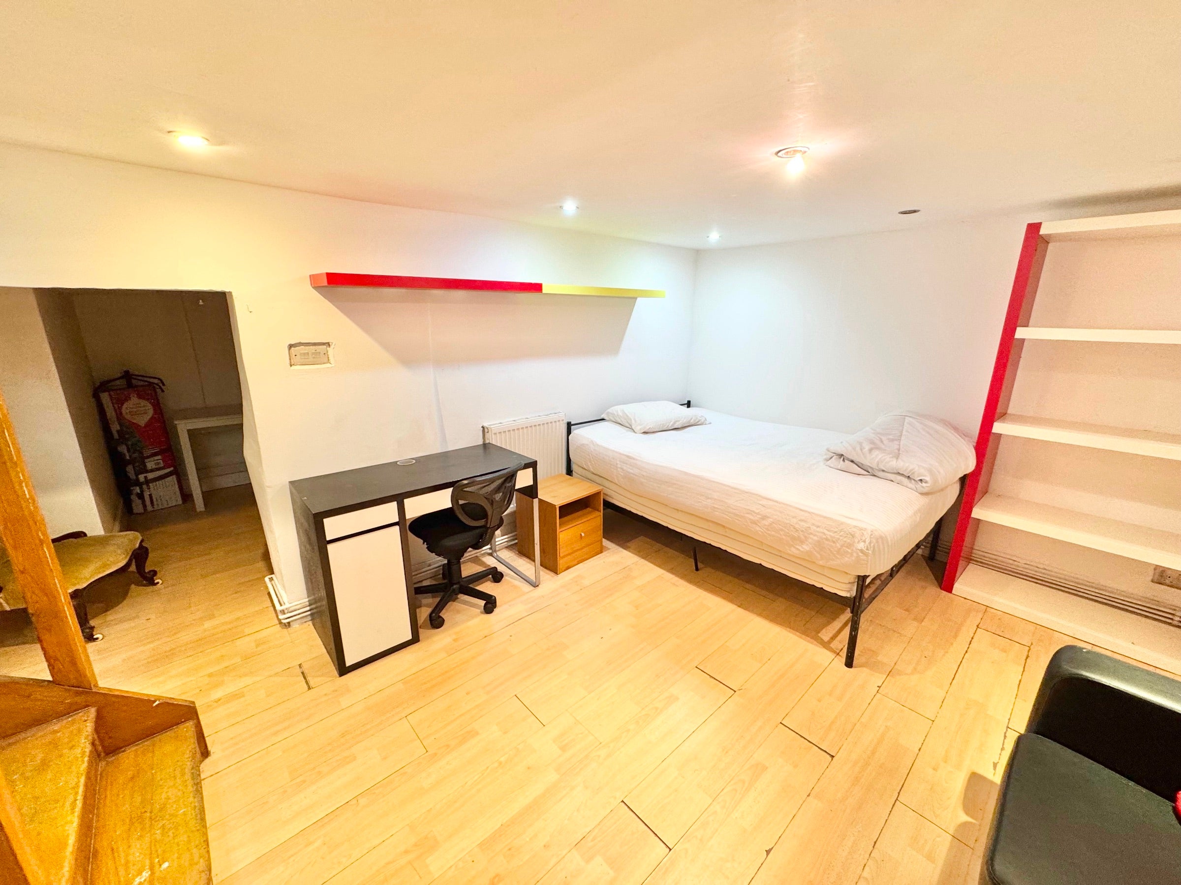 Flat Gillespie Road in Greater London