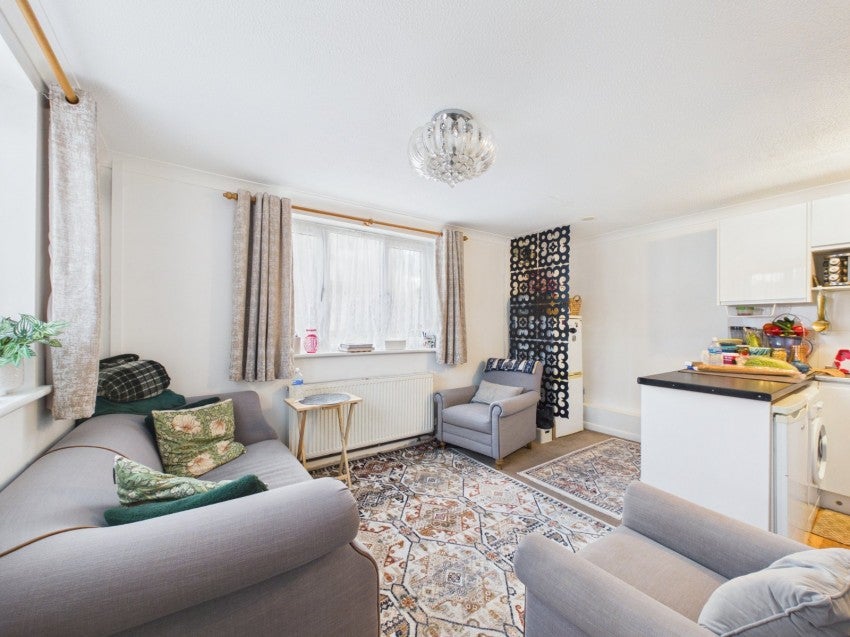 House Mountbatten Close in Slough