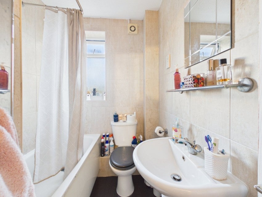 House Mountbatten Close in Slough