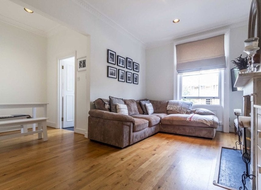 Flat Moore Park Road in Greater London