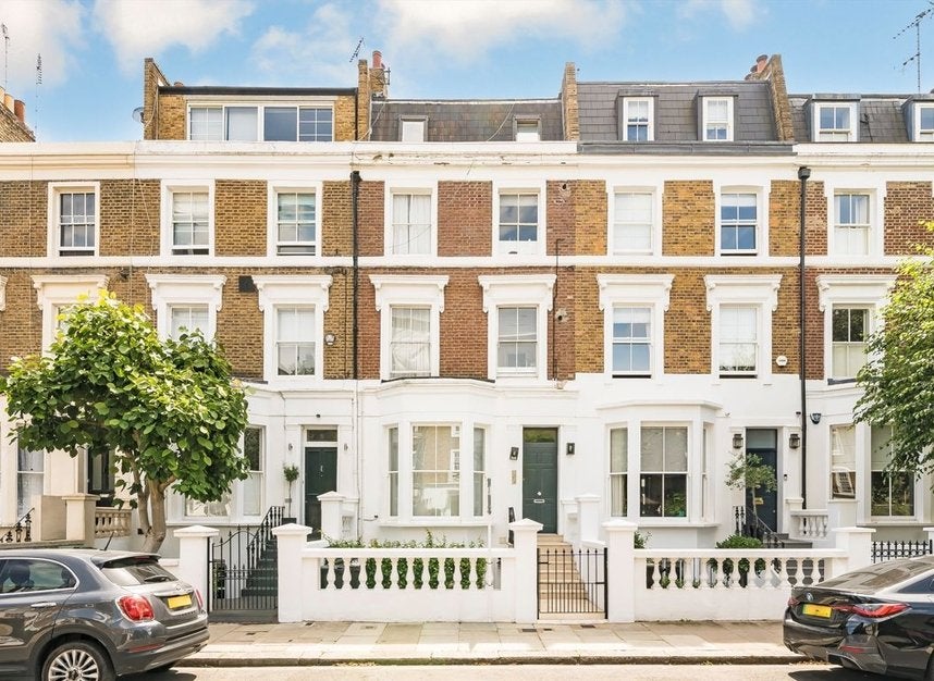 Flat Moore Park Road in Greater London