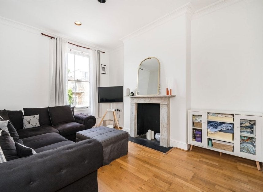 Flat Moore Park Road in Greater London