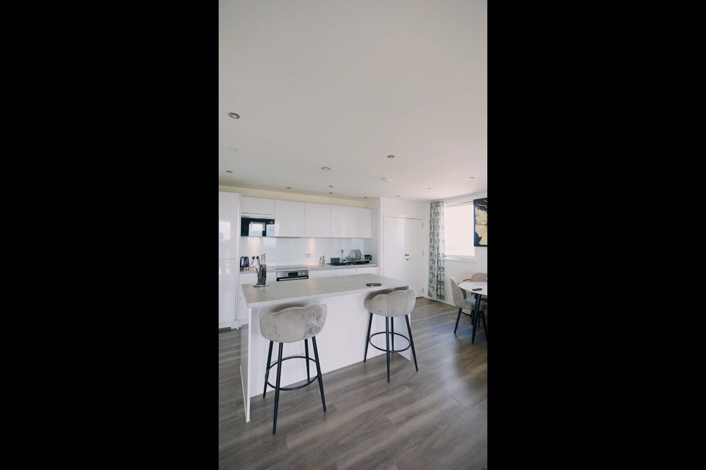 Flat Healum Avenue in Greater London
