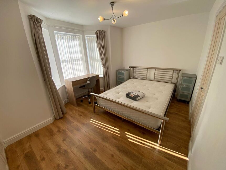 Flat Jesmond Road in Newcastle upon Tyne