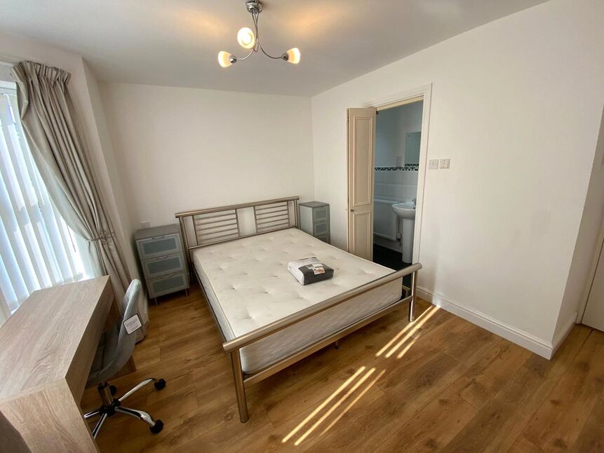Flat Jesmond Road in Newcastle upon Tyne