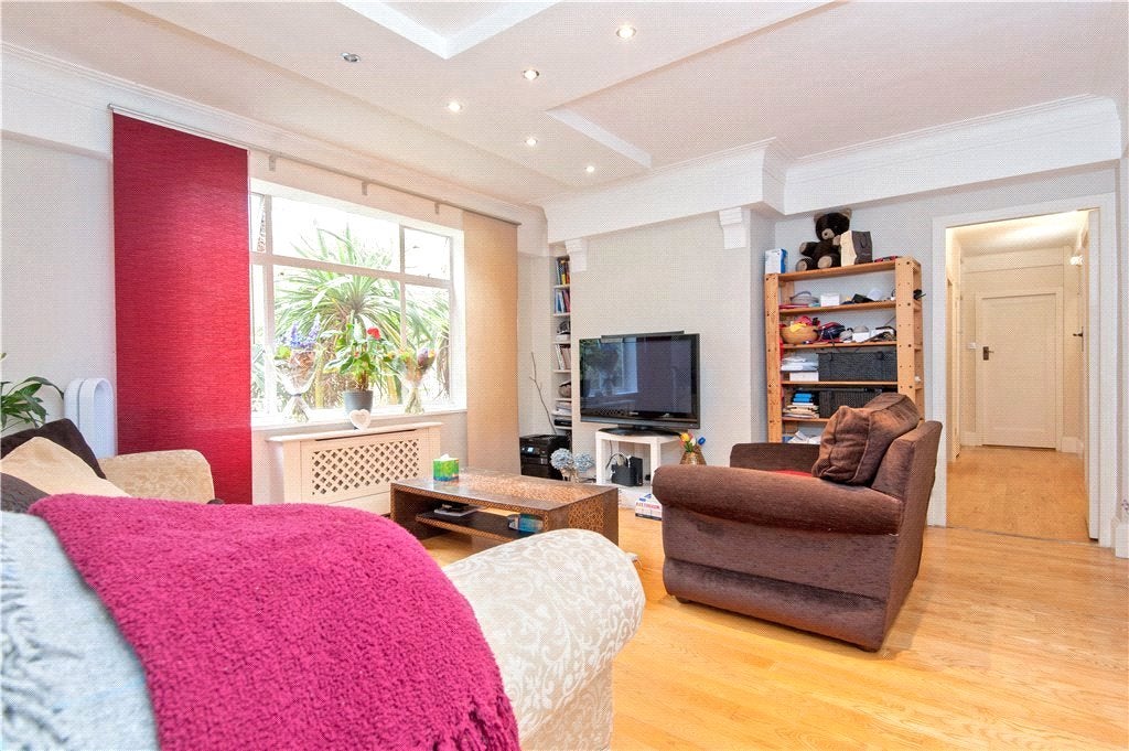 Flat Wellesley Road in Greater London